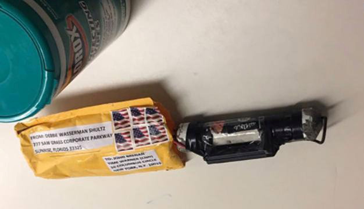 图为寄至美国有线新闻网（CNN）纽约总部的包裹，这与早前寄给前总统奥巴马等人的包裹一样。所有的包裹均以贴有6个邮票的牛皮纸信封及泡泡纸包装，内藏的疑似塑管炸弹长15公分，装有小型电池；信中亦装有白色粉末。