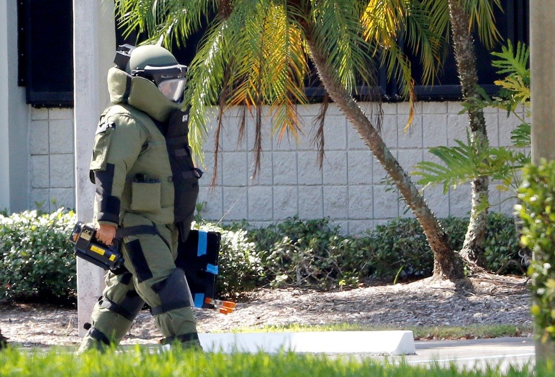 民主党佛罗里达州女众议员舒尔茨办公室附近发现可疑包裹，当地警方拆弹队走向办公室所在的建筑物。