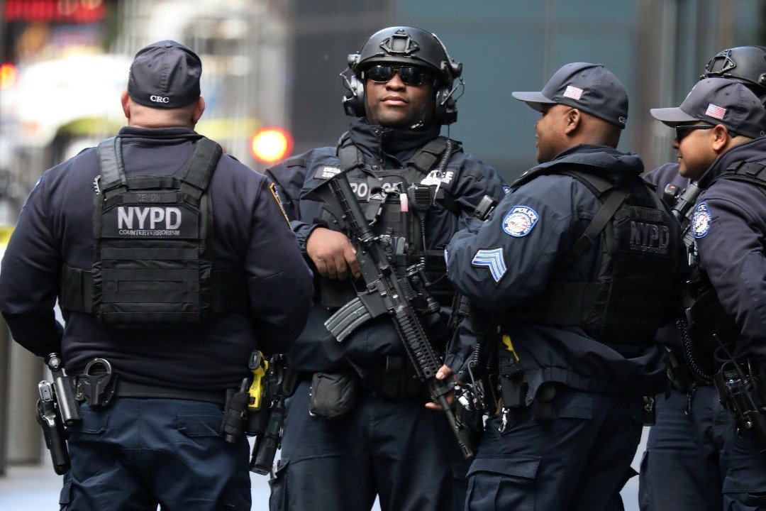 全副武装的纽约警方反恐部队在时代华纳中心大楼外戒备，纽约官方已将事件列为恐怖主义行为处理。