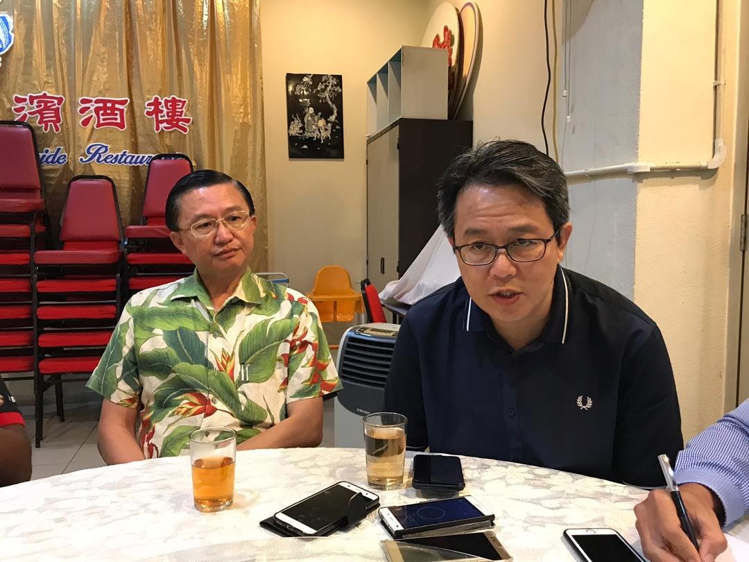 郑修强（左起）与颜炳寿表示，马华公会绝不会与“种族主义的老祖宗”（马哈迪）合作。