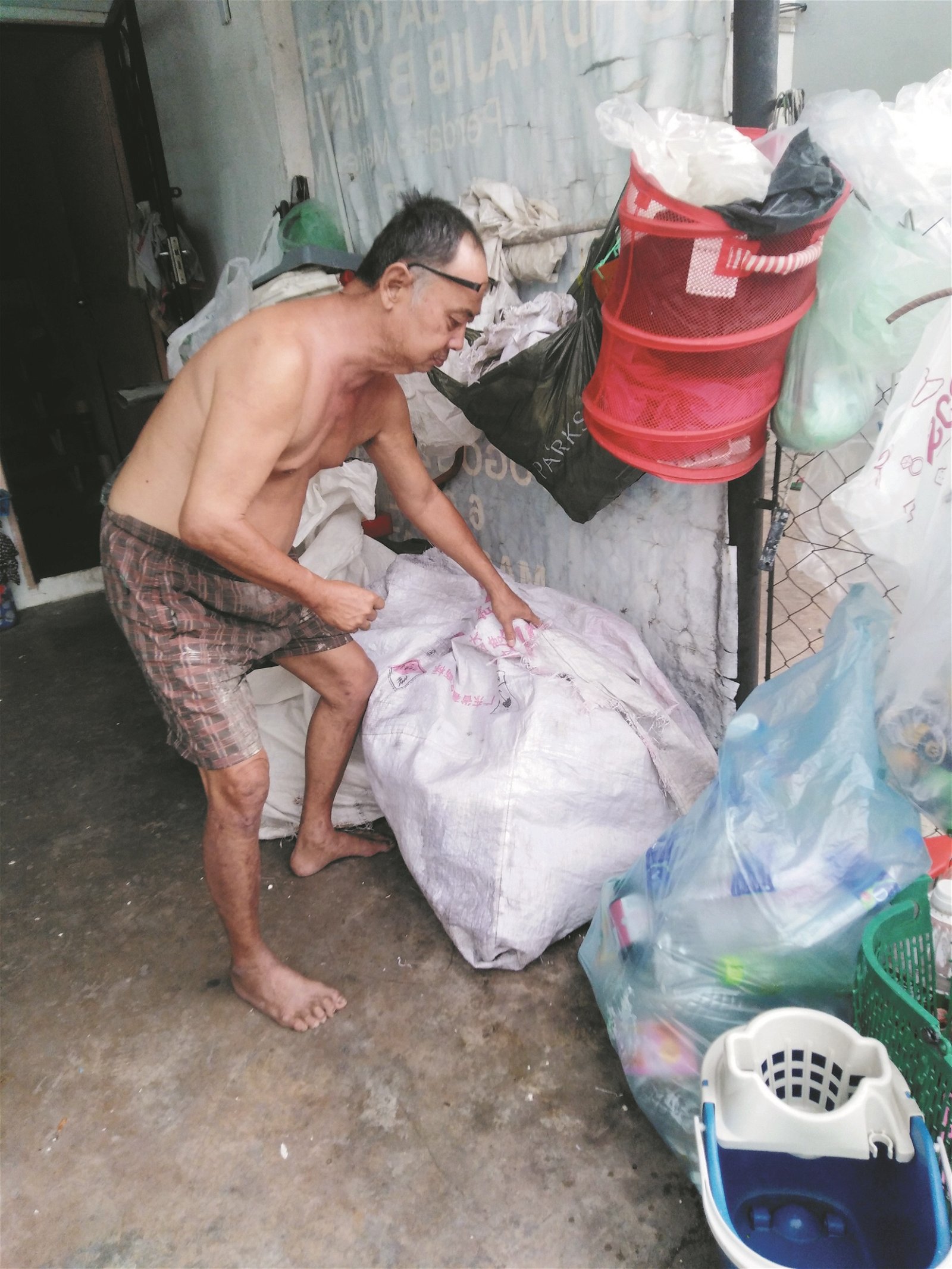 吕有福靠拾回来的可回收物品，赚取微薄收入。