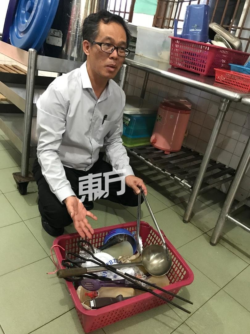刘志良发现勺子及夹子放在一起，当场质问业者。