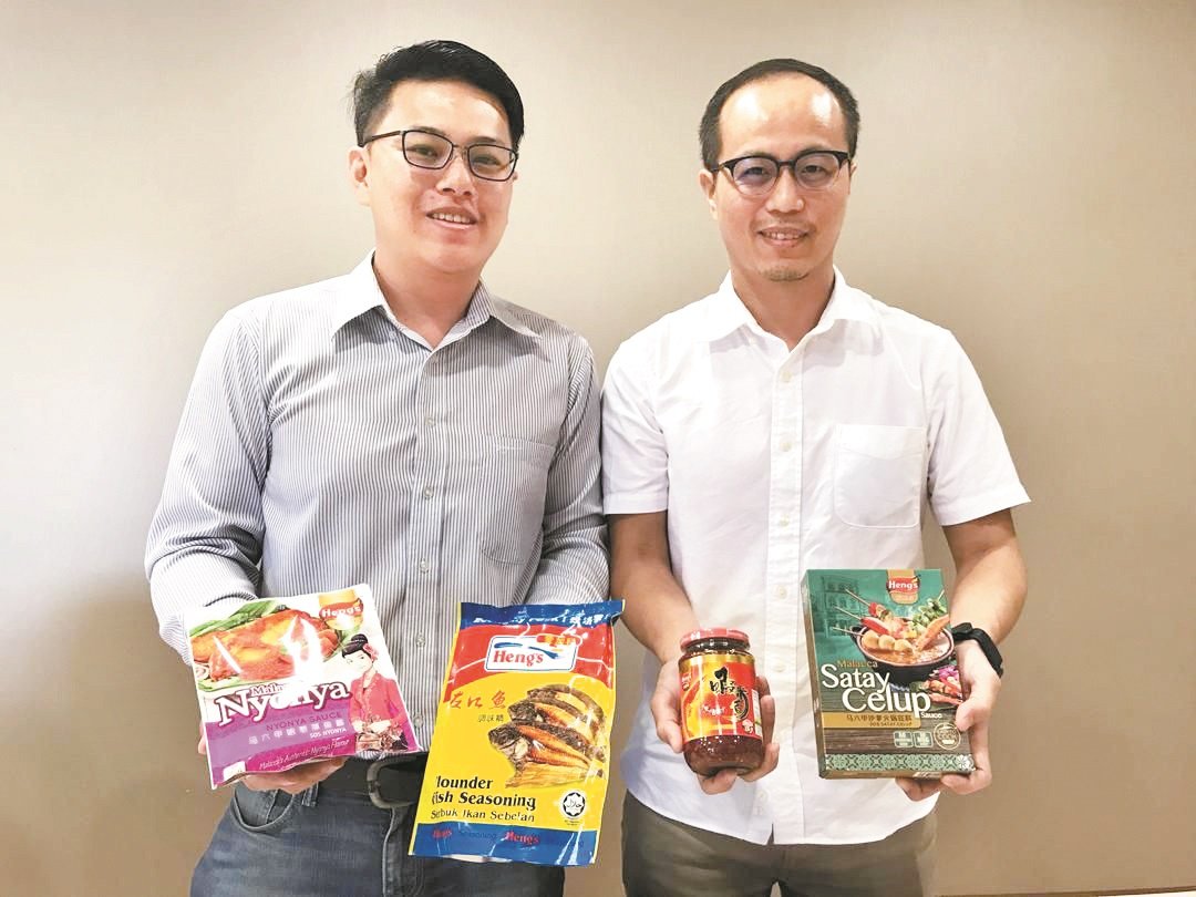 杨添成（右）及杨淳丞展示该公司热销的产品。
