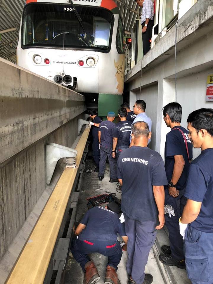 一辆列车在单轨火车拉惹朱兰站出现技术问题，目前正在进行维修工作，乘客受促使用其他公交系统前往目的地。（照片取自面子书）