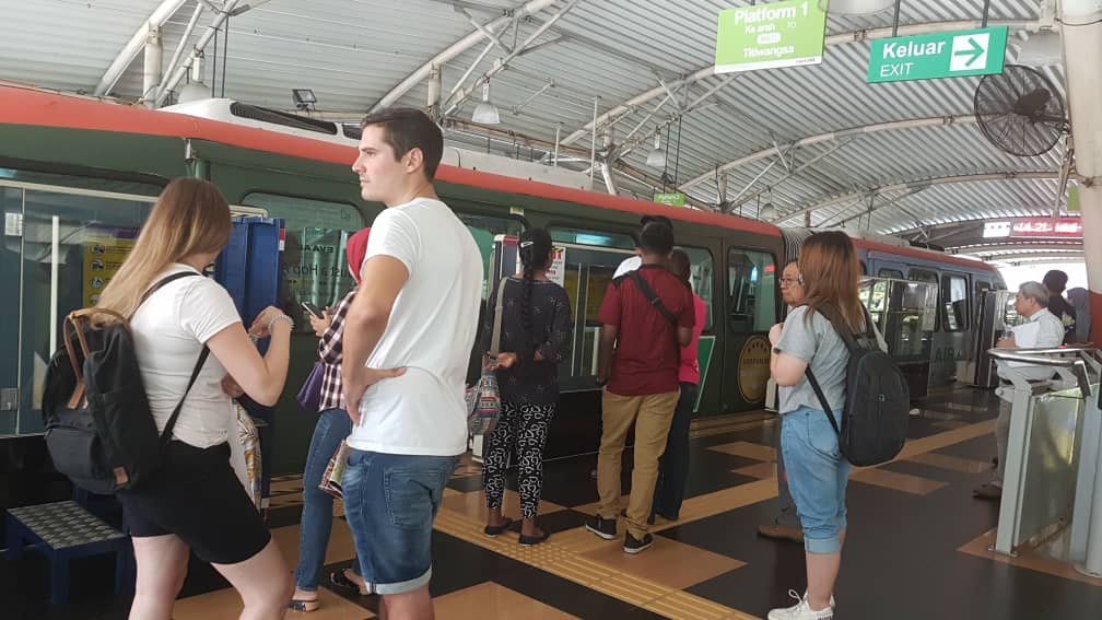 欲前往蒂蒂旺沙方向的乘客，因列车临时安排返回吉隆坡中环车站，而被收到指示的执勤人员“请”下车，并滞留在Bukit Nanas站。状况外的民众只能重新等候下一班列车。