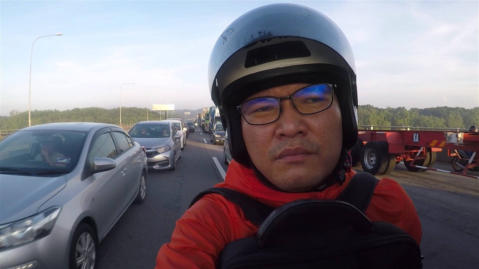 邹裕豪周二清晨乘著友人的摩哆，亲访马新第 二通道交通情况。