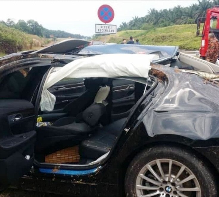陈辰的官车严重撞毁，除了车头与顶部毁坏，后座的挡风玻璃也裂开。