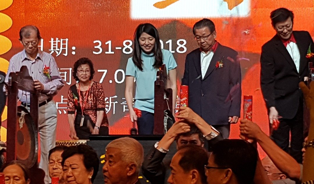 马来西亚永春湖洋彭城刘氏公会庆祝60周年、青年团27周年及妇女组18周年欢庆晚宴上，杨美盈（左3）为大会主持鸣锣仪式。