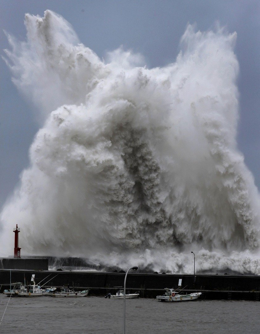 日本气象厅表示，预料“飞燕”会为四国和近畿地区带来高达12公尺的巨浪。在强风的吹袭下，高知县的一个渔港掀起令人摒息的巨浪，让人震撼大自然的威力。