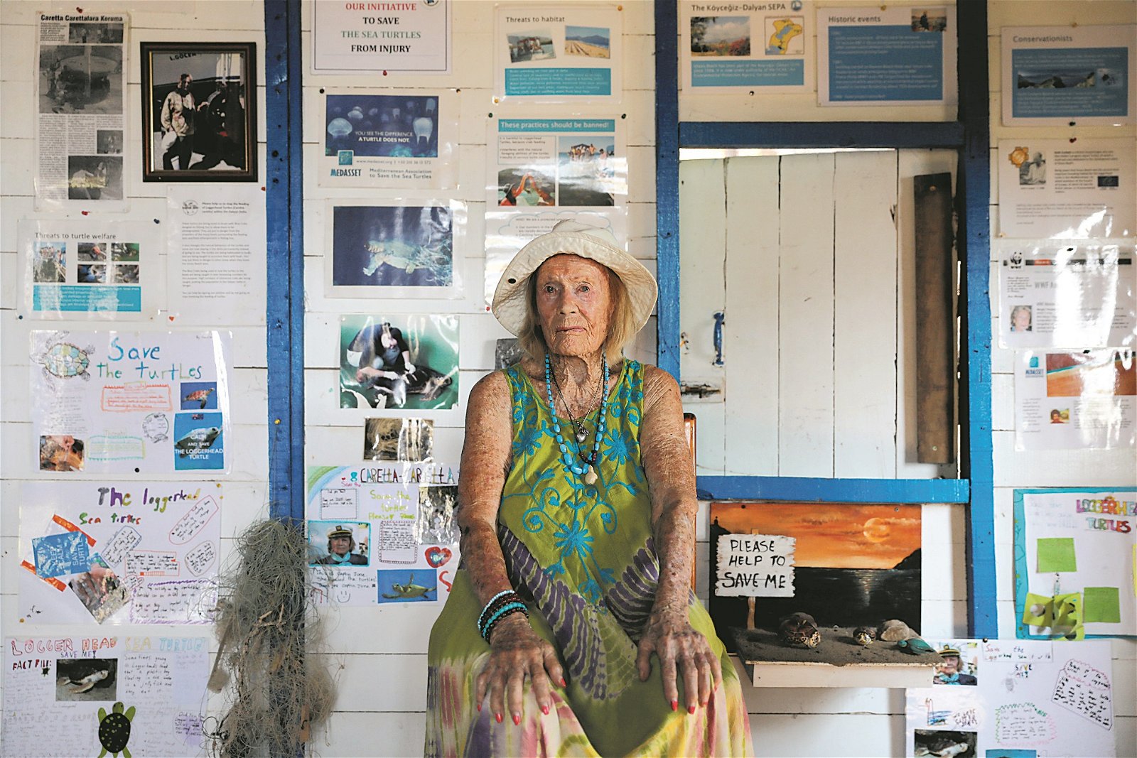 95岁的伊兹图兹海龟守护者海莫芙，坐在她被用作海龟保育中心的棚屋外，向记者娓娓道来过去30年来与发展商抗争的保育之路。