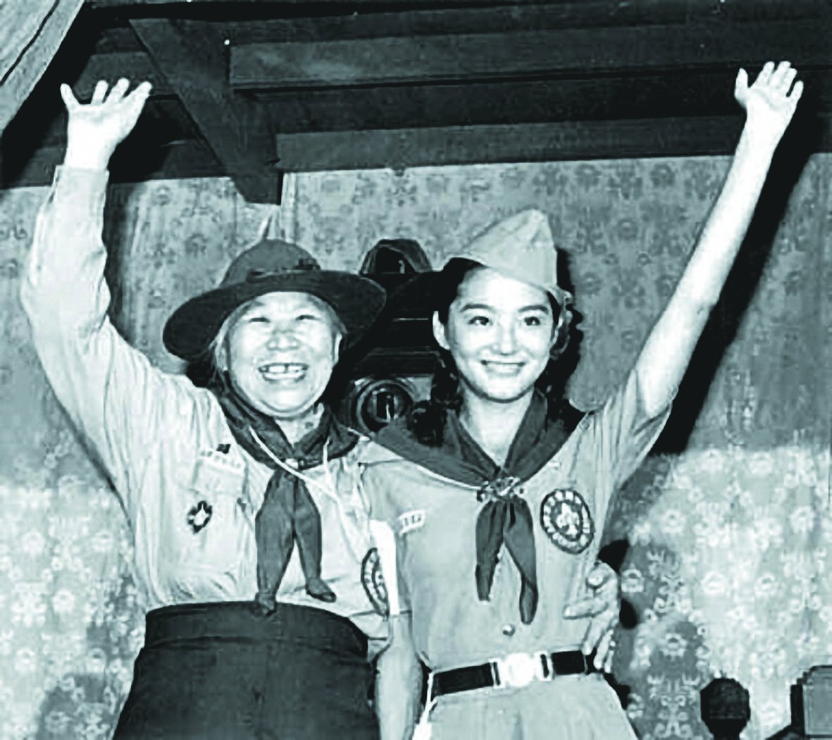 林青霞（右）42年前在电影《八百壮士》中饰演冒 死送国旗的女童军杨惠敏，开镜时杨惠敏本尊也来 与林青霞相见欢。