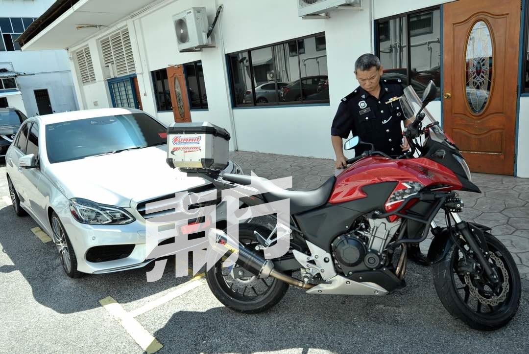 警方在行动中也起获一辆马赛地豪华轿车及本田重型摩哆，总价值约22万令吉。（摄影：蔡开国）