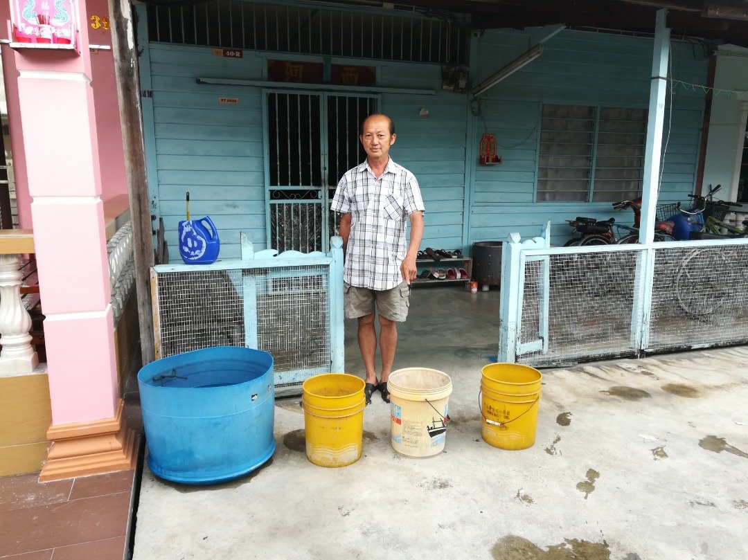 吉胆岛岛民在住家门票摆放水桶储存雨水。