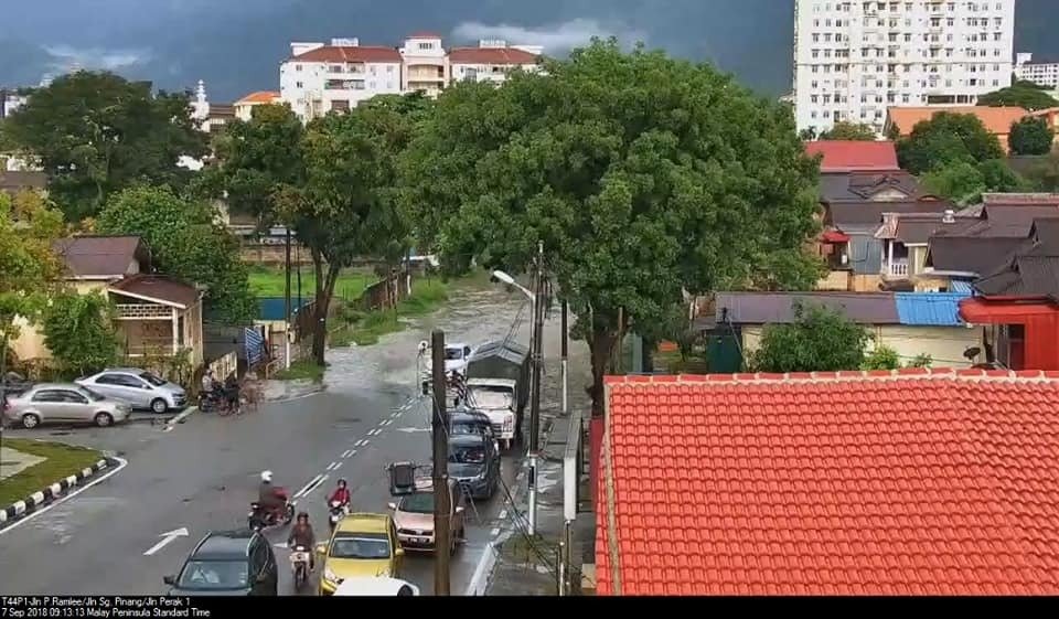 P.南利路是槟城水灾黑区，周五一场滂沱大雨，导致一些住宅区已开始积水，当地居民如坐针毡。