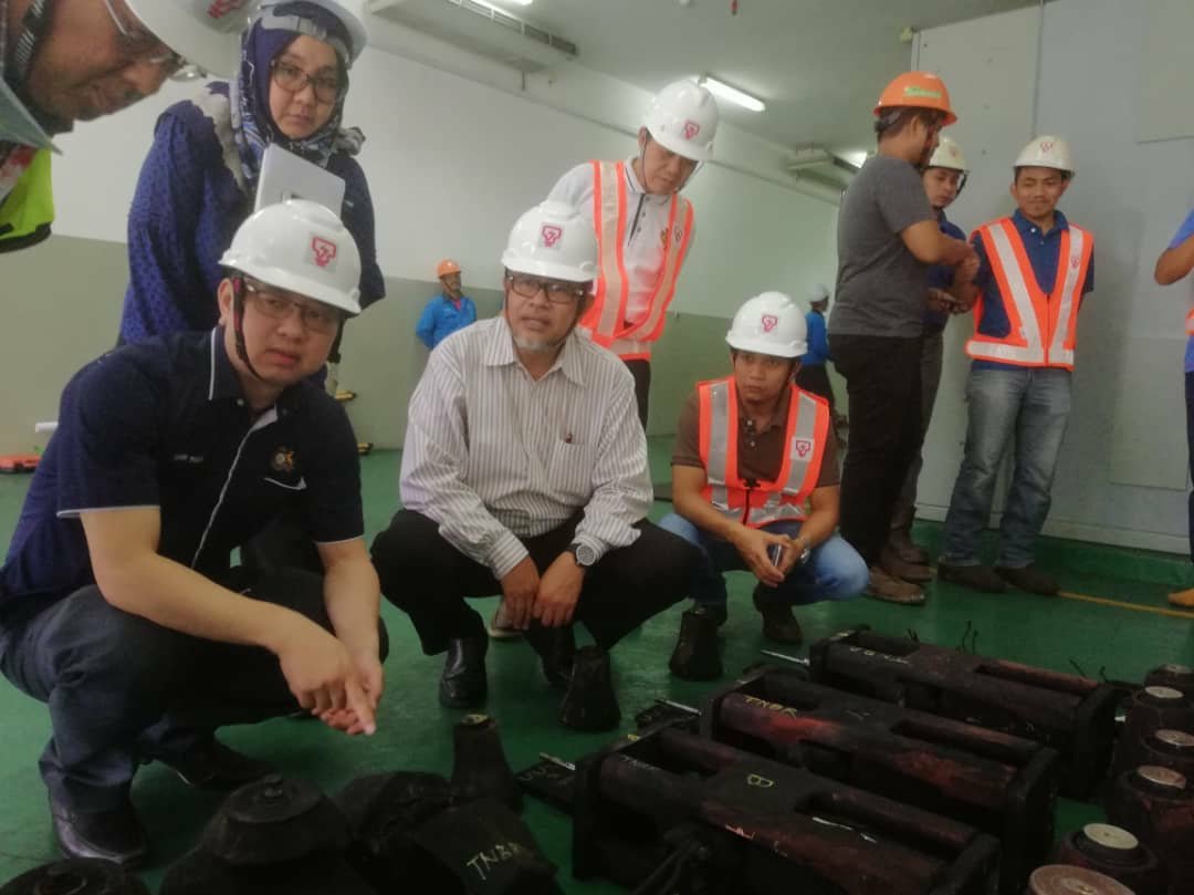 潘伟斯（前左起）在柔州能源局官员及国能职员陪同下，周五巡视位于新山绍嘉纳(Saujana)的国能转电站，了解新山市区周四大停电的原因。