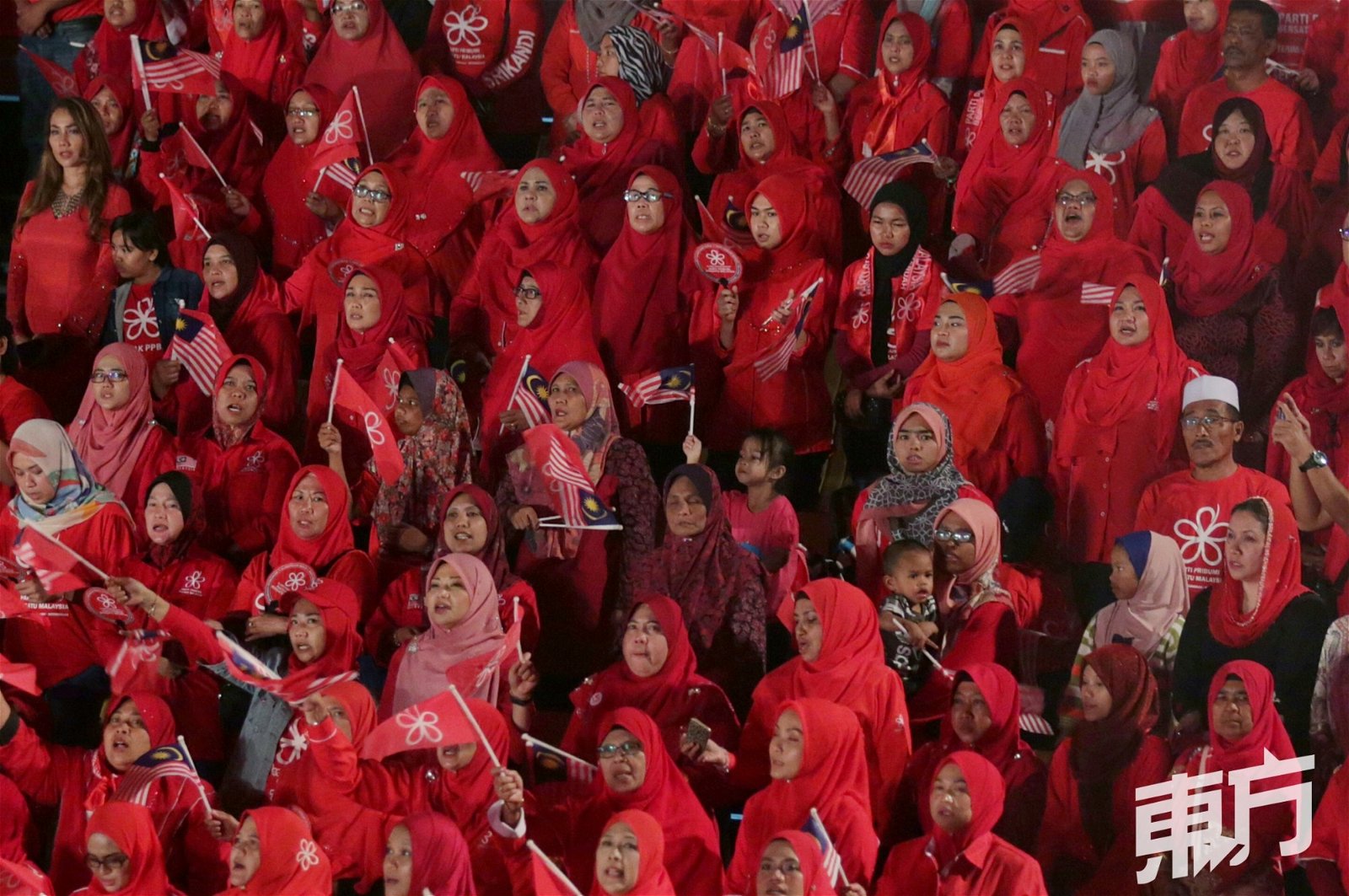 土著团结党庆祝成立两周年，党员“一身红”出席庆典，现场热闹。（摄影：骆曼）