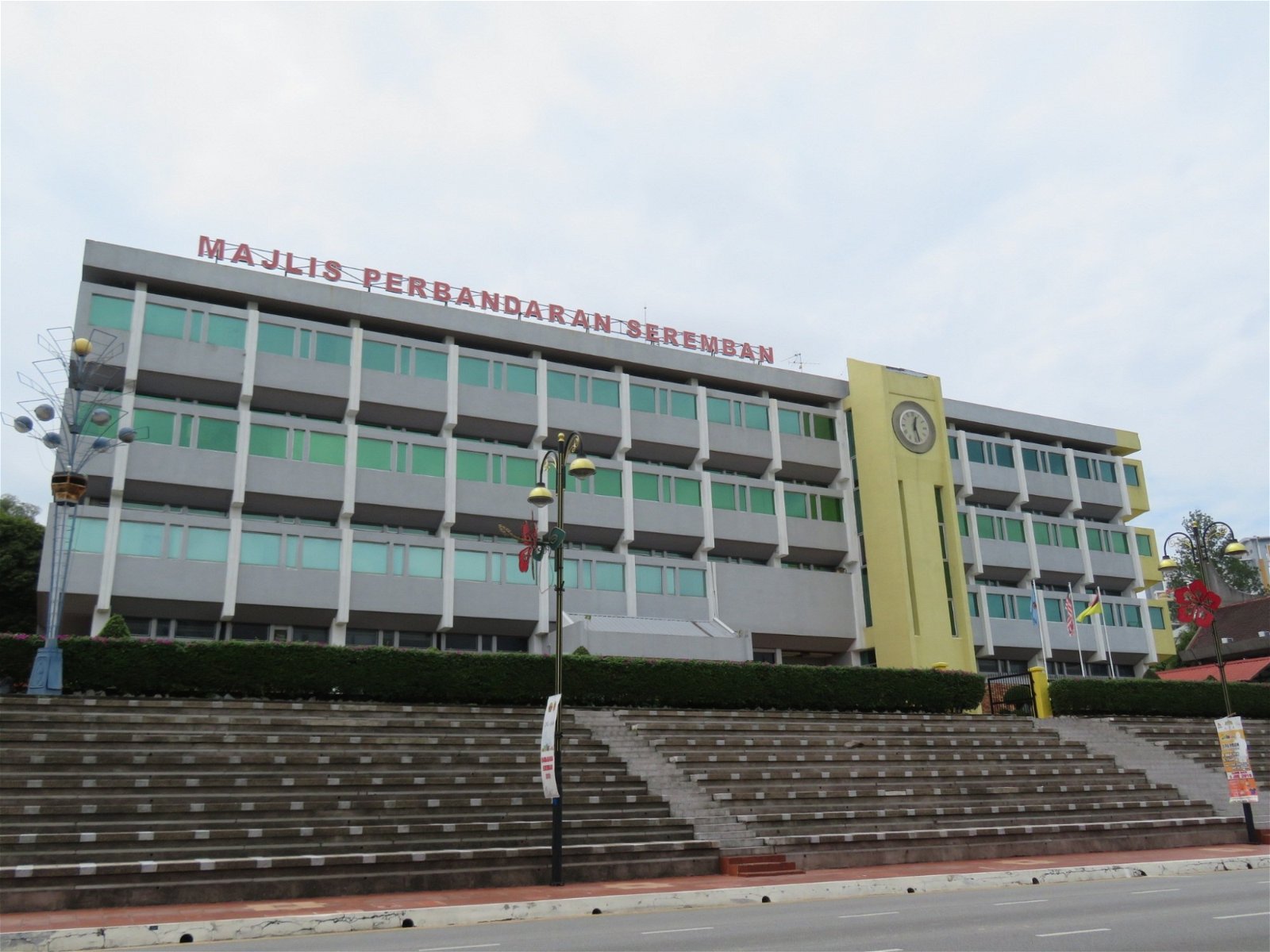 芙蓉市议会已接受竖立告示牌，宣传新任县市议员的建议。 图为芙蓉市议会大厦。