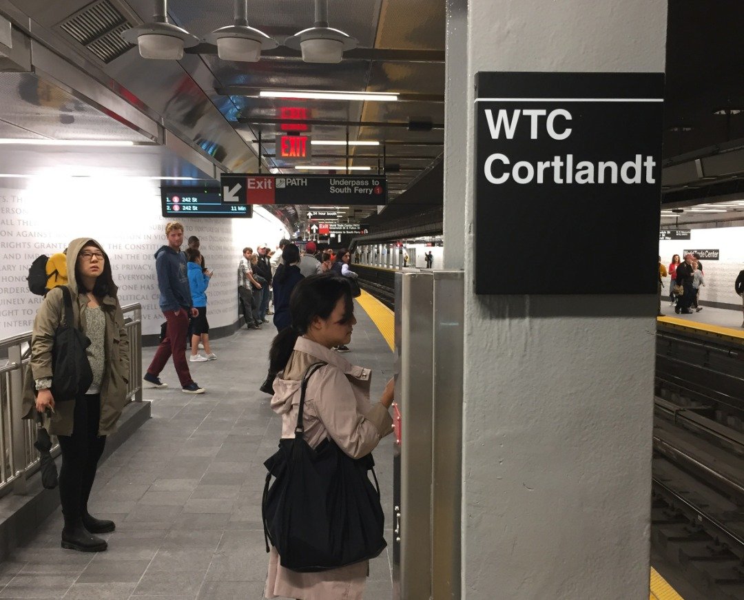 美国911恐袭事件中，不仅纽约世贸双子塔被摧毁，位于大楼下方的地铁站，也因此而严重损毁。该地铁站上周六重新开放，月台上17年来终于出现搭车人潮。出于纪念意义，重建后的地铁站命名为“世贸科特兰”站。