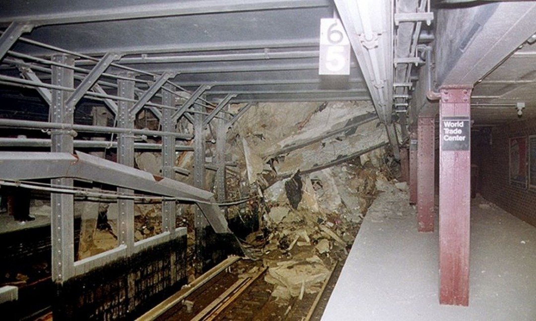 2001年9月11日，科特兰街地铁站被埋在世贸双子塔的瓦砾堆下，站内的天花板呈坍塌状态，坚固的横梁也都弯曲变形。