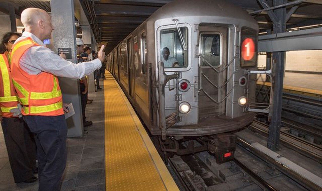 纽约交通局局长拜福德，周六迎接进入世贸科特兰站的列车。纽约大都会运输管理局指，世贸科特兰站不仅是个全新地铁站，也代表著纽约人重建的决心。