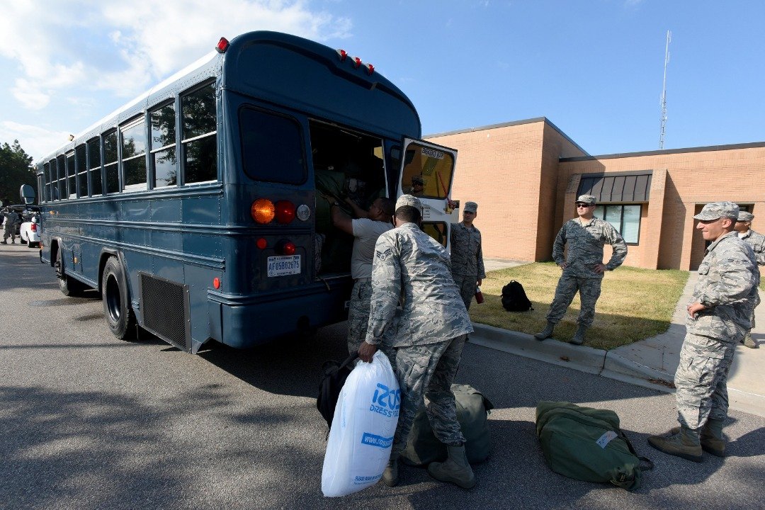 飓风“弗洛伦斯”来势汹汹，东岸4州进入紧急状态，有关单位也积极备战。来自南卡罗来纳州的空军国民警卫队以及第169战斗机联队的美国飞行员，周一在南卡州的联合国民警卫队基地准备救援工作。