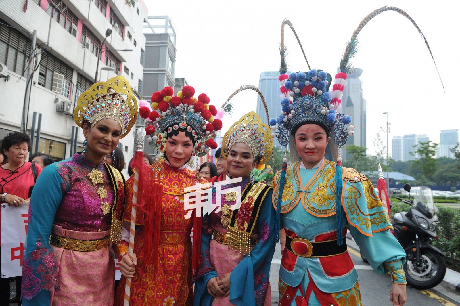 “马来西亚日·老街走月”活动汇 聚了各族的民间传统文化表演，如 粤剧、潮剧、马来传统舞蹈、印度 祭祀乐舞及婆罗洲舞蹈等，真正反 映出我国多元文化的交流。