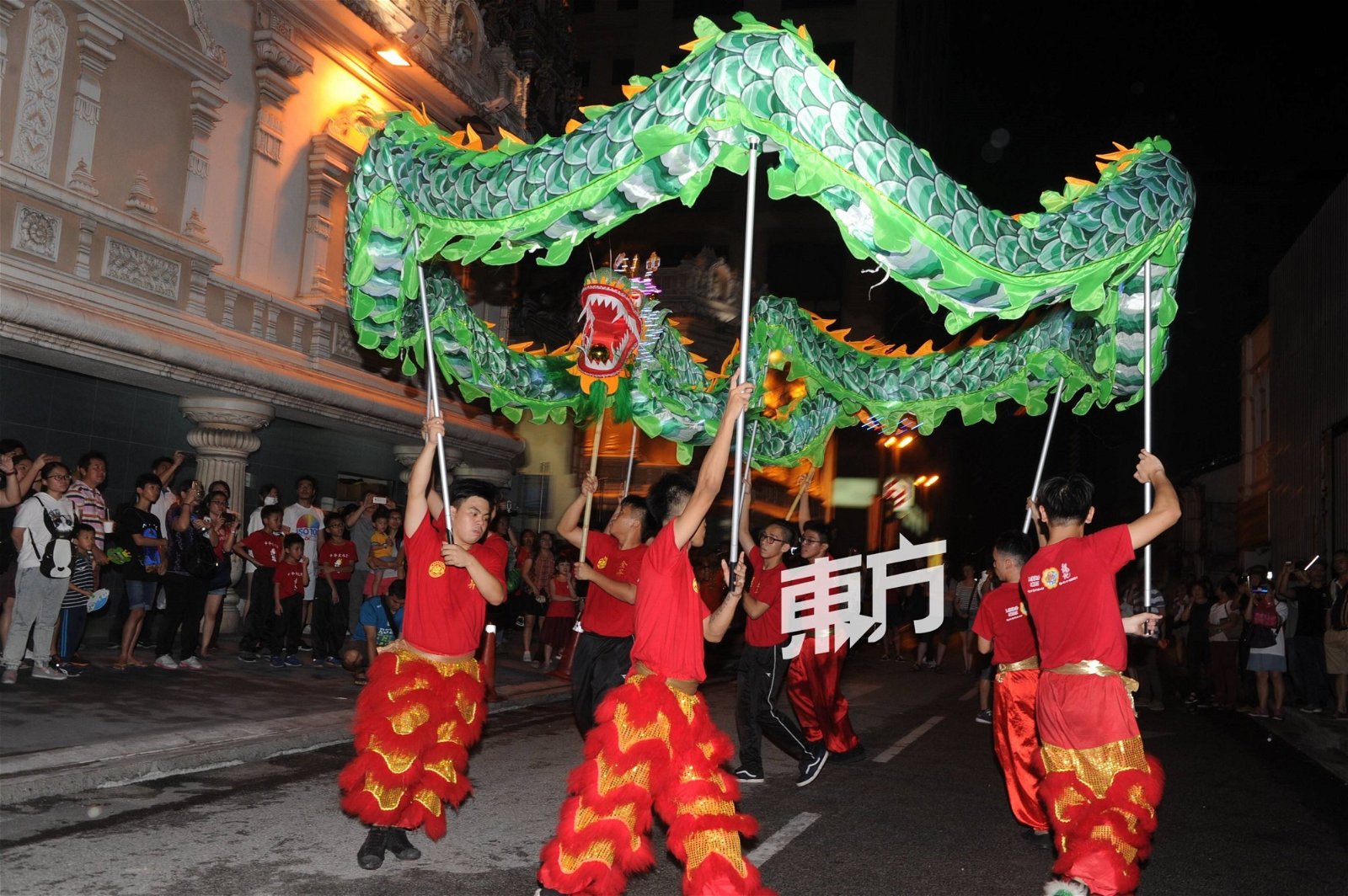 老街舞龙！“马来西亚日·老街走月”活动周六晚在 茨厂街展开，舞龙的街头演出气势磅礡，活灵活现的技 艺，吸引人群围观。