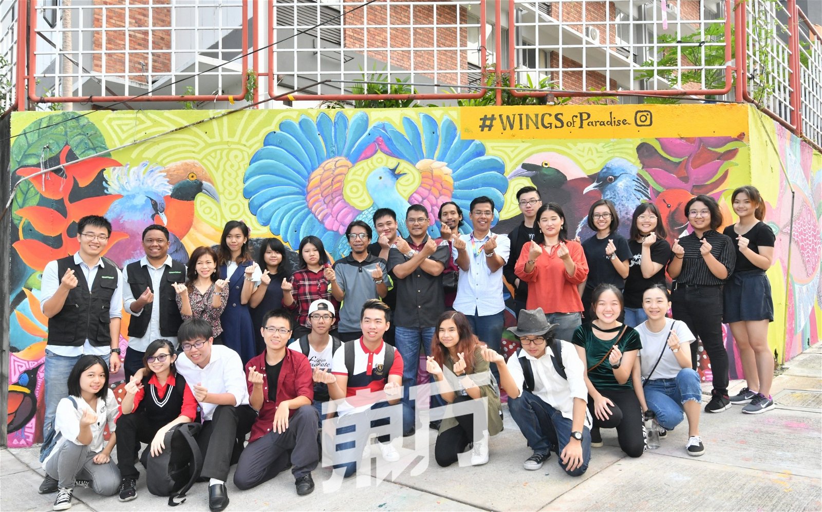 马来西亚绿色和平组织推介“天堂之翼”壁画，呼吁人民关注及保护森林和环境。 次排右5起为李慧玲、玛祖基、扎米兹和阿兹米。次排左为王佳骏。 （摄影：张真甄）