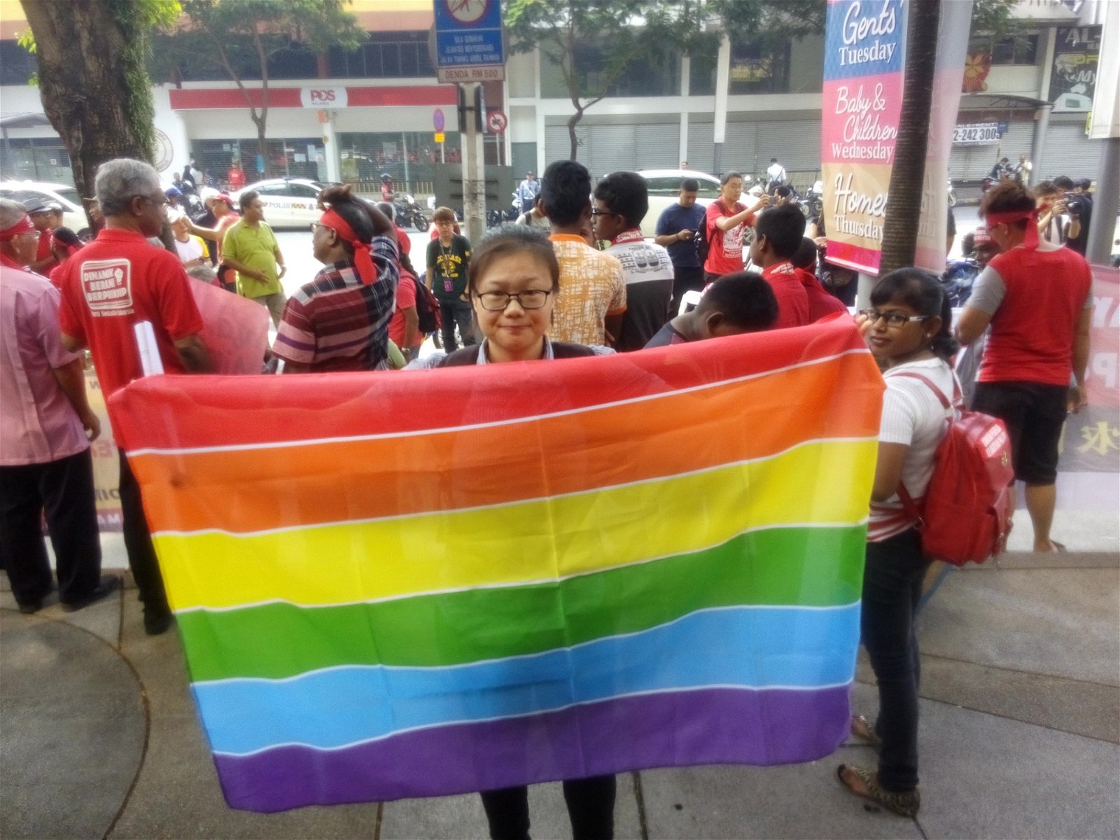 异样关心社会议题，图为成员举彩虹旗参与五一游行，以示支持。