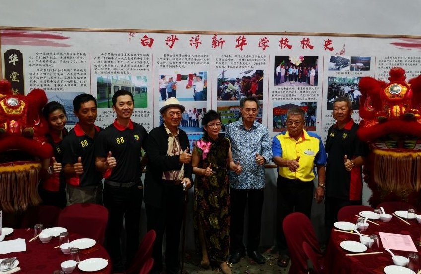 郭洙祥（左6）为新华学校历史走廊主持开幕礼。左4起为李金友、廖俊莉、陈桂茂及胡平弟。