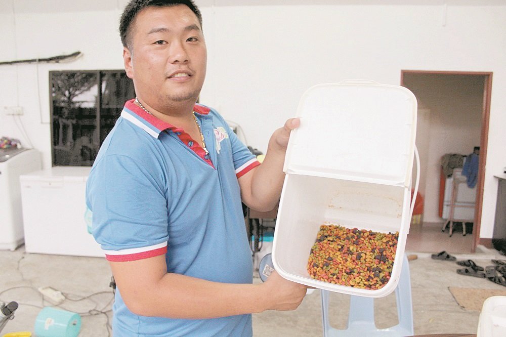 为了让鹦鹉摄取均衡的饮食，王顺宝特别购买一桶要价600令吉的鹦鹉饲料。