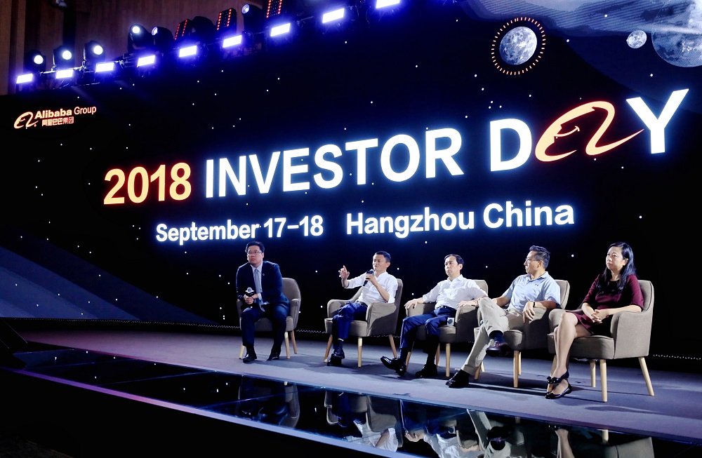 阿里巴巴2018全球投资者大会周三进入第2天。这是马云（左2）公布“传承计划”之后，阿里巴巴的首次投资者大会。