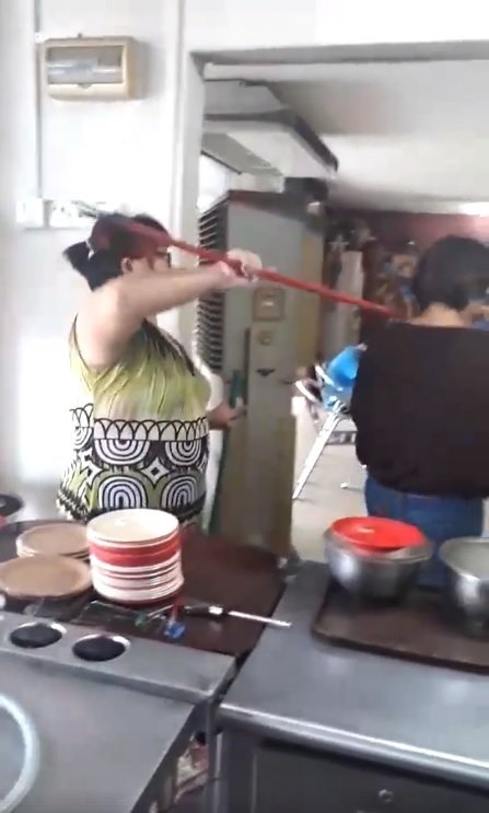 社交媒体流传麻坡一家餐馆的女店员（左）以扫把等殴打年长女店员（右）的视频。