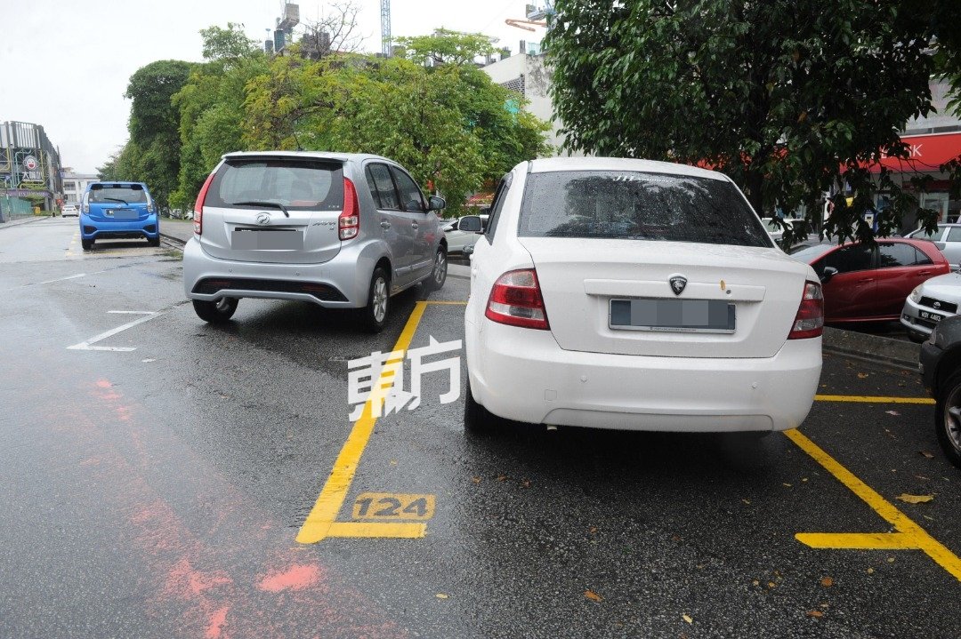 大城堡商业区拉丁登亚路有2个白色停车位，然而民众受促勿把 车停放在白色停车位，只能停放在合法的黄色停车位。 （摄影：徐慧美）