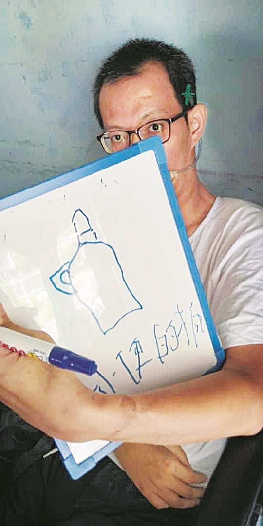 陈鸿吉利用白板写字或画图，以方便沟通。