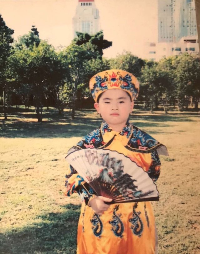 有网民贴出照片呼应蒂娜：“看起来我是中国皇帝。”