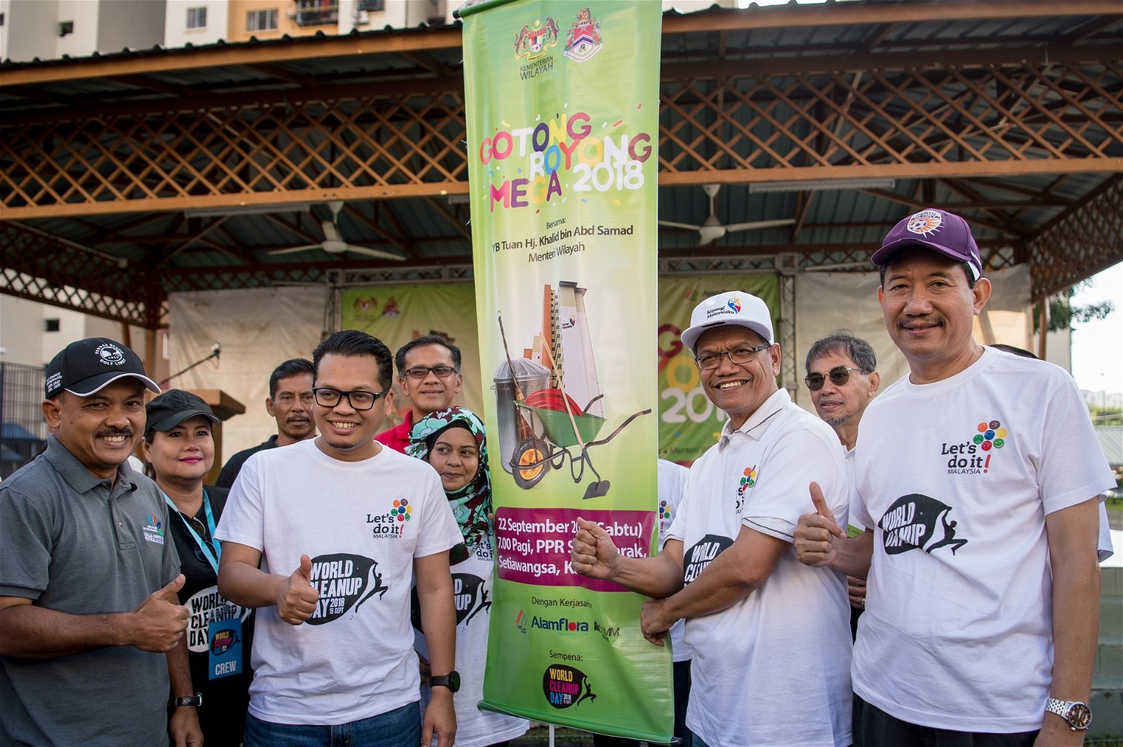 沙鲁丁（右2）周六为吉隆坡11个国会选区大扫除活动主持开幕时，提及吉隆坡市政局从2012年至今，共捕捉了7万8000只老鼠。