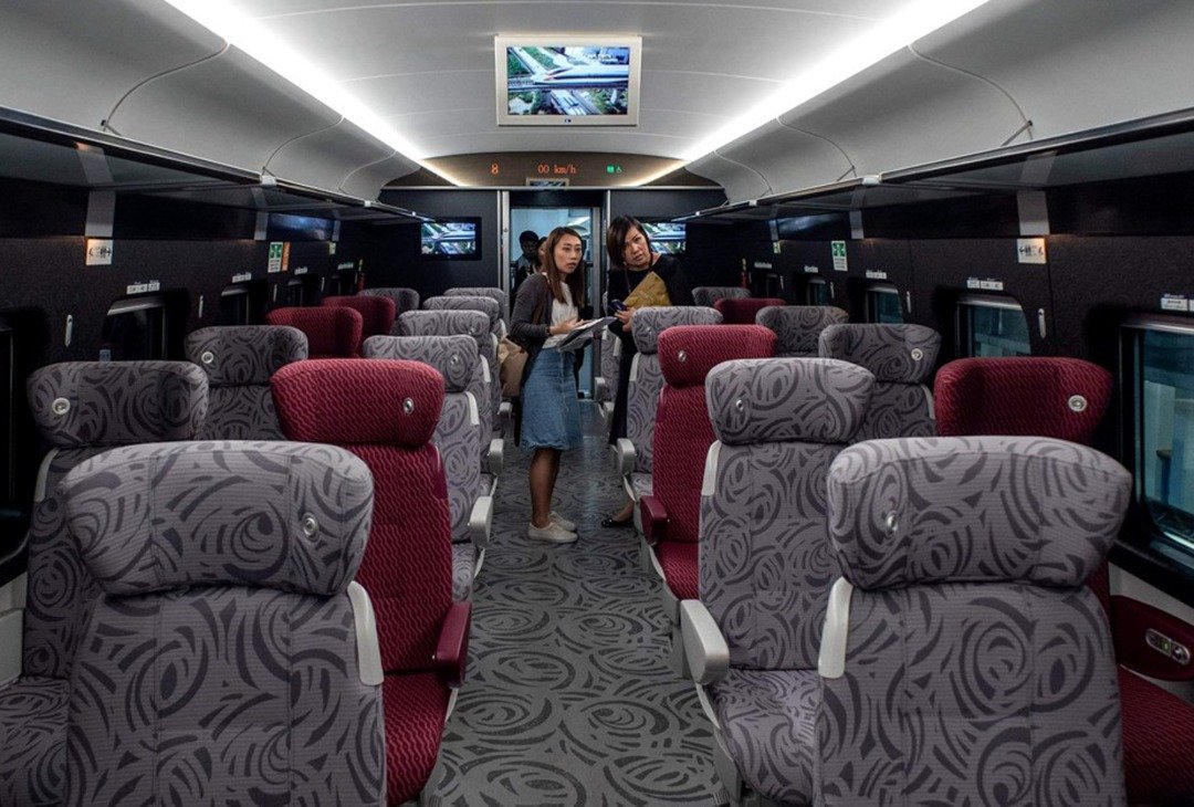 这是“动感号”列车的一等座车厢。列车共提供68个一等座，座椅颜色以银灰衬托灰色玫瑰花纹，另搭配玫瑰红色座椅，车厢地板也印有玫瑰花纹。