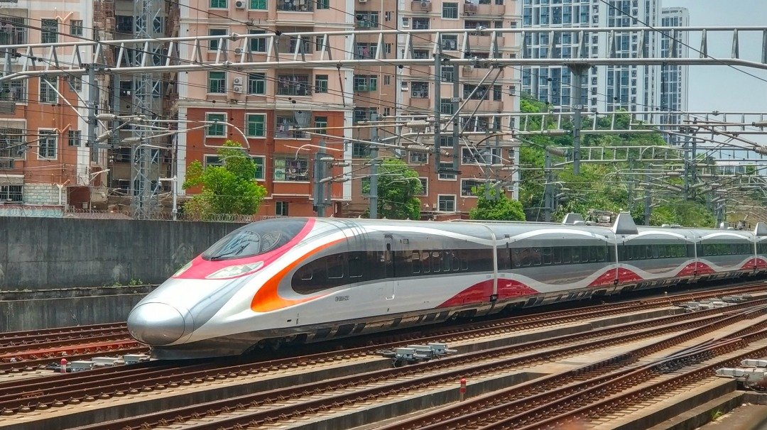 广深港高铁采用“动感号”担任主力，这型列车是以“和谐号”为基础打造而成，最高时速可达350公里。车身以银色作为主调，红色和白色的波浪纹绕在列车车身上，头尾两侧则有橙色弧形纹。