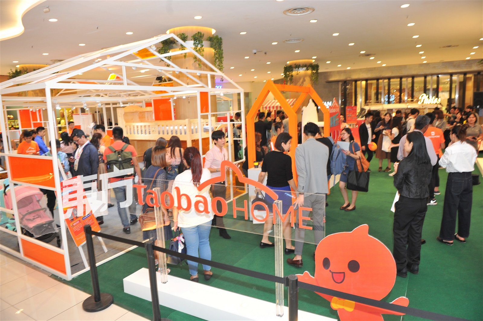 Taobao Home快闪店日前于吉隆坡乐天广 场举办，展览厅模拟了一个真实“家”的场景，让到访者可以亲手触摸淘宝平 台上的家具。