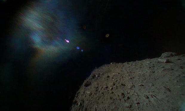 “龙宫”小行星表面。