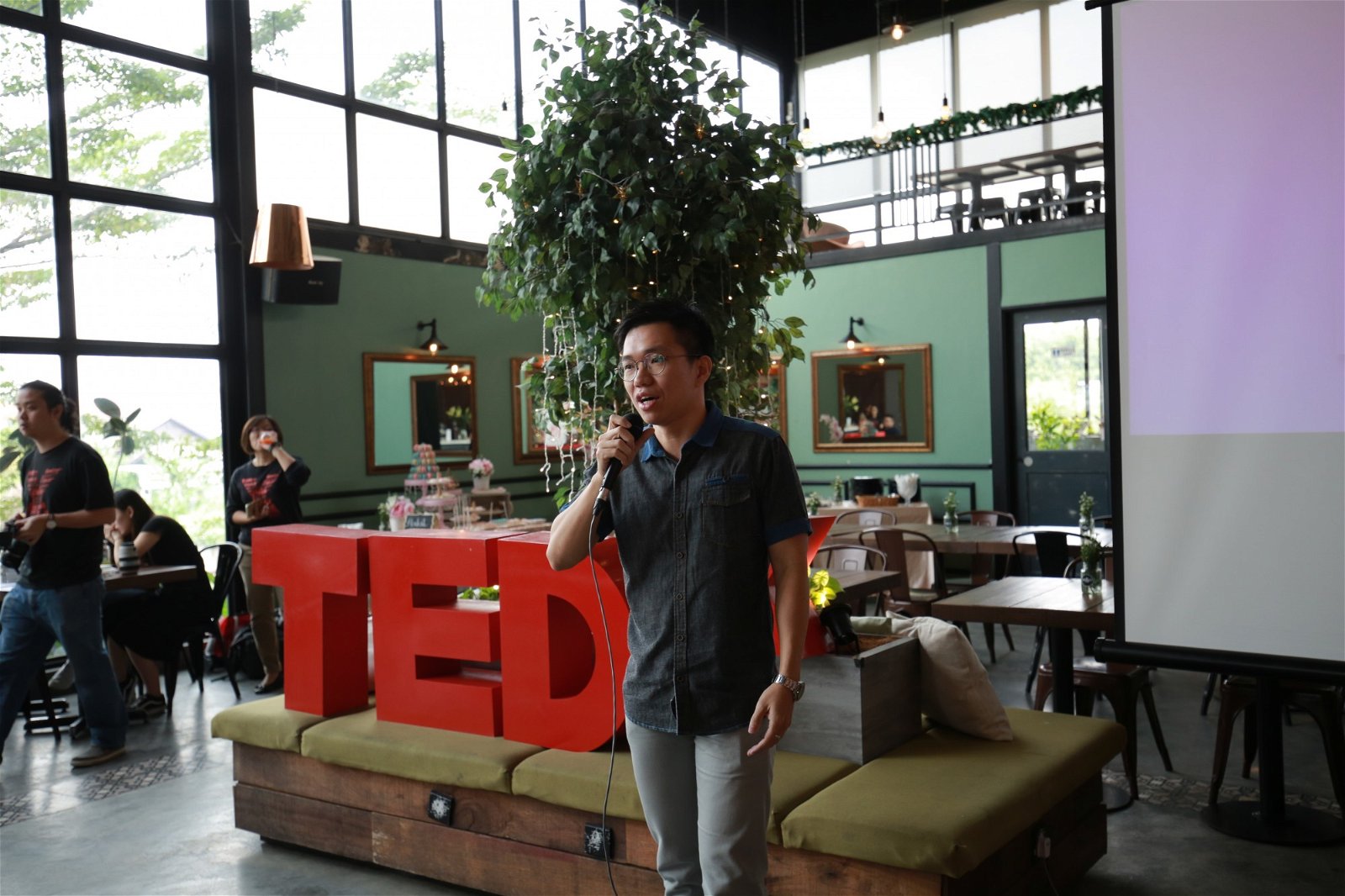 郭史光庆是2018 TEDxPetalingStreet的讲者之 一，将于10月13日在吉隆坡三春大礼堂分享如何 更有趣地呈现数据新闻。