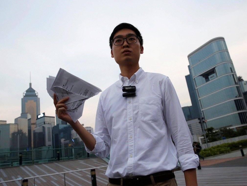 香港民族党由“港独”运动支持者陈浩天所创立。陈浩天2016年参选立法议员，当年7月30日被当局裁定提名无效。这是他在被取消资格当天，撕毁一份表格，表格说明香港是中国不可分割的一部分。