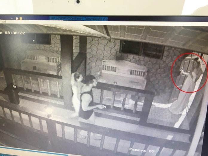 警方调阅监视器画面发现，女子是独自一人回到房间。