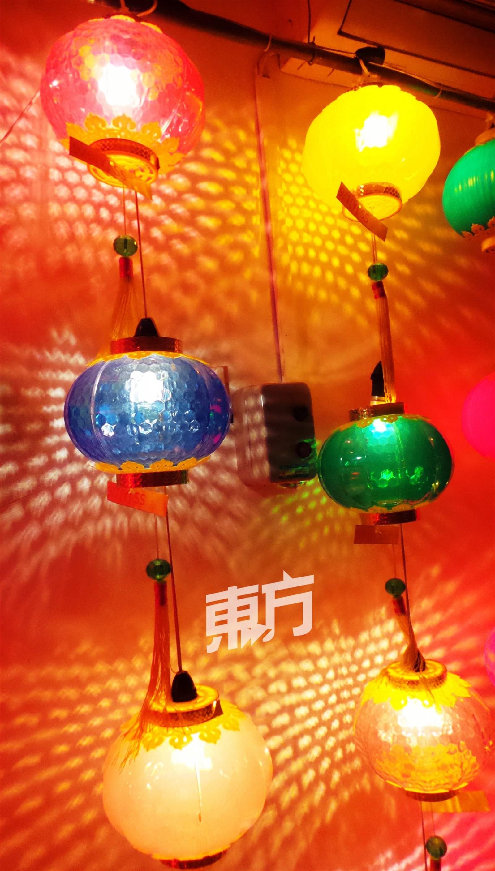 安洋所设计的塑料灯笼，也有其他族群喜爱的色彩灯笼。