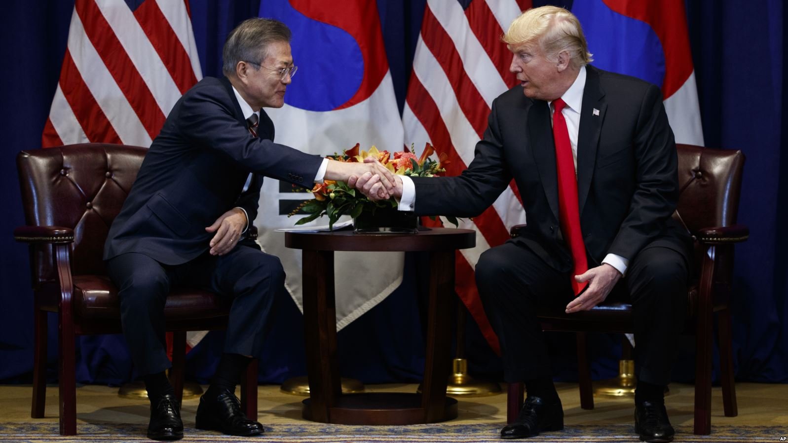 特朗普出席联合国会议，和韩国总统文在寅会面。