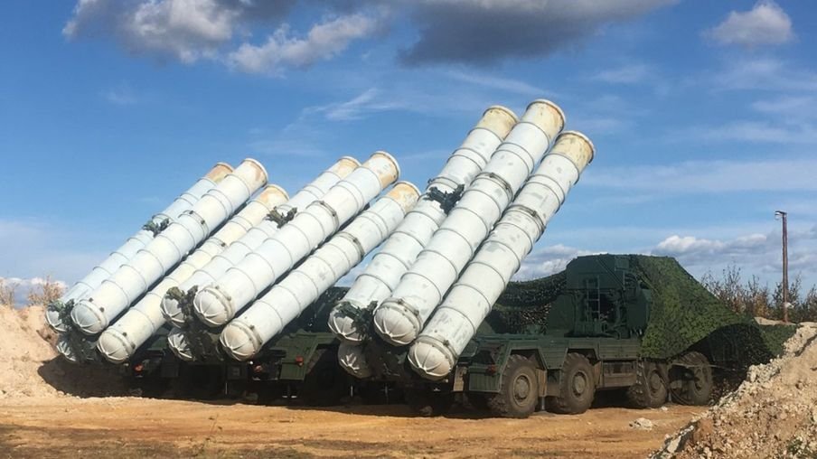 为报复以色列战机上周在叙利亚领空造成一架俄军侦察机被误击坠毁，酿成15名俄军丧生，俄国防部周一不仅高调公布事发时的雷达纪录，还宣布将于两周内，向叙军交付一套先进的S-300防空导弹系统。