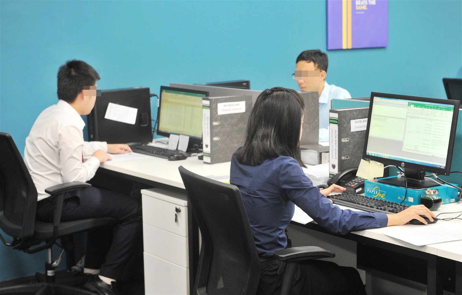 学生们每天上午会上个人管理课程，而下午则上实践课，用电脑处理文书及行政工作。