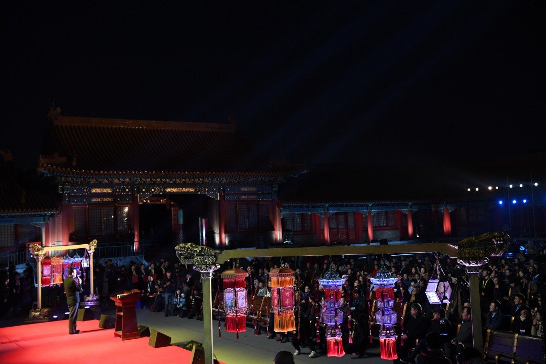 景禧灯华——故宫万寿灯天灯宫灯复原品公益拍卖，在北京故宫乾清宫广场举行。拍卖宫廷灯饰复原品除了天灯、万寿灯各一对外，还包括福磬挂灯、葫芦挂灯、四方挂灯等。