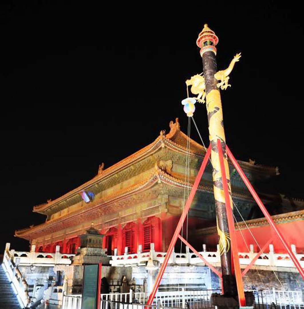 北京故宫一对万寿灯复原品，以800万元人民币（约490万令吉）拍出。这是其中一个修复的万寿灯灯柱，灯柱高7.6公尺，总高10.9公尺，直径5公尺。因万寿灯主要为装饰功能，其造型和装饰格外精美繁复。